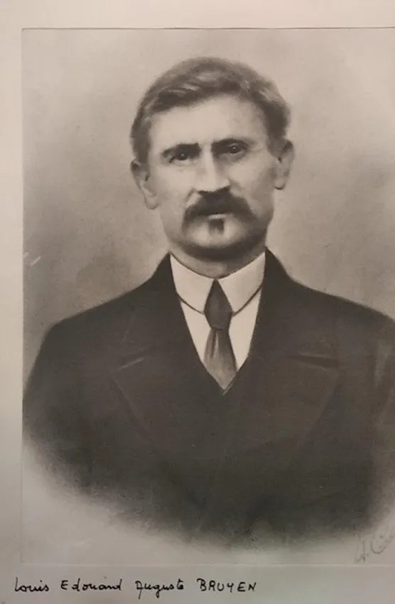 Portrait ancien en noir et blanc d’un homme moustachu en costume, signé Louis Edouard Auguste Bruyen