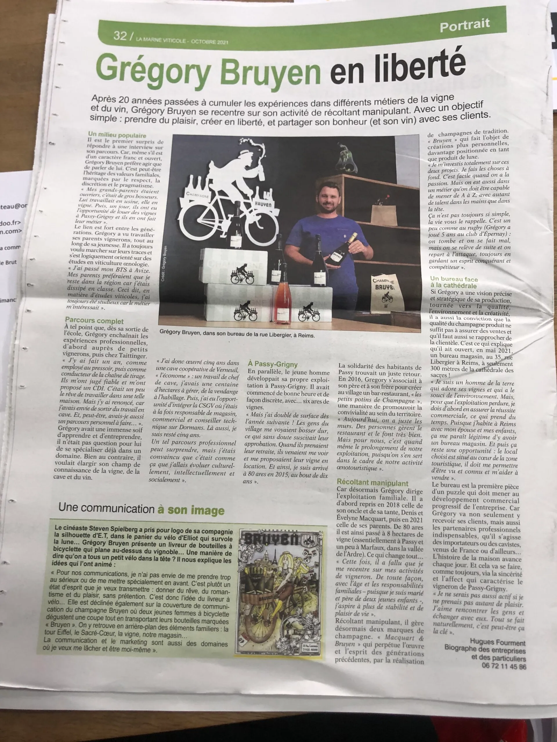Page du mensuel La Marne Viticole d’octobre 2021 consacrée à Grégory Bruyen, avec sa photo dans son bureau de la rue Libergier
